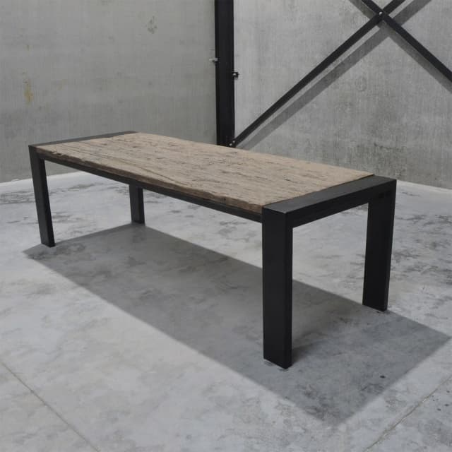 Tafel van oude eiken wagonplanken in 'The Frame'