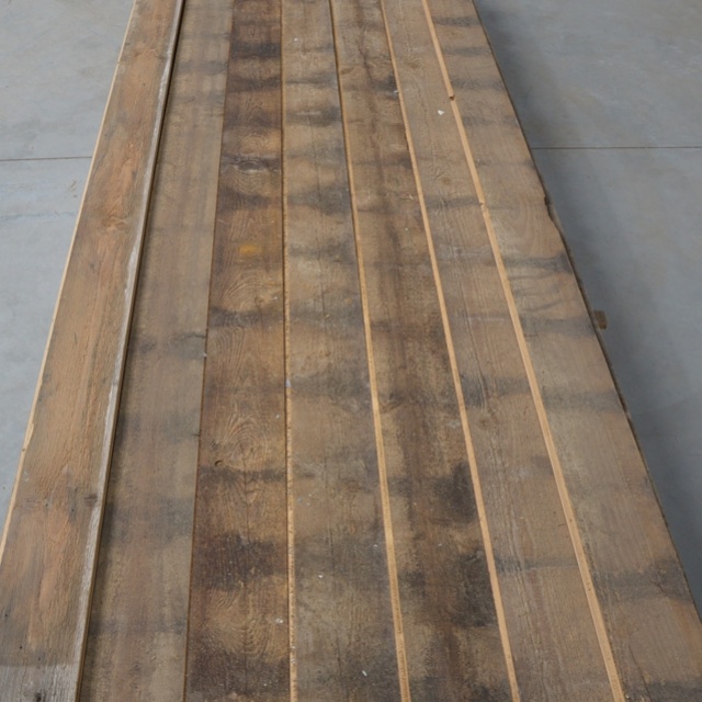 Vuren planken gezaagd uit oude balken