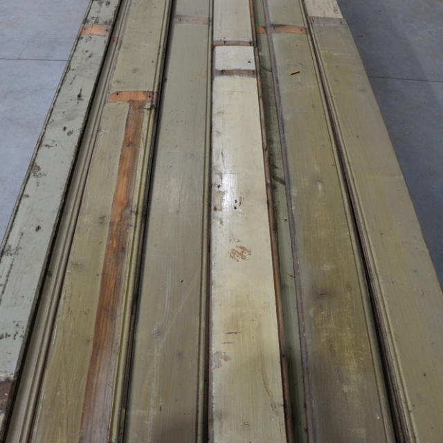 Oude geverfde planken met kraaldeel