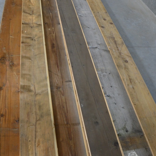 Vuren planken gezaagd uit oude balken met oude buitenkanten 17 cm breed