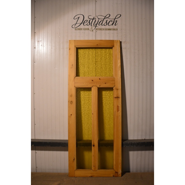 Oude paneeldeur met drie panelen