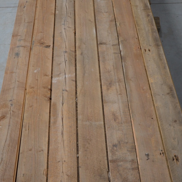 Vuren planken gezaagd uit oude balken met oude buitenkanten