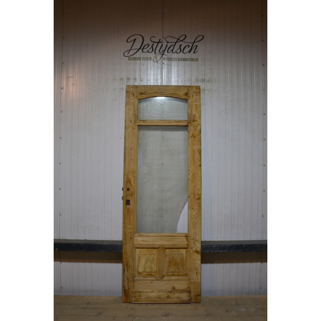 Oude geloogde deur met glas     