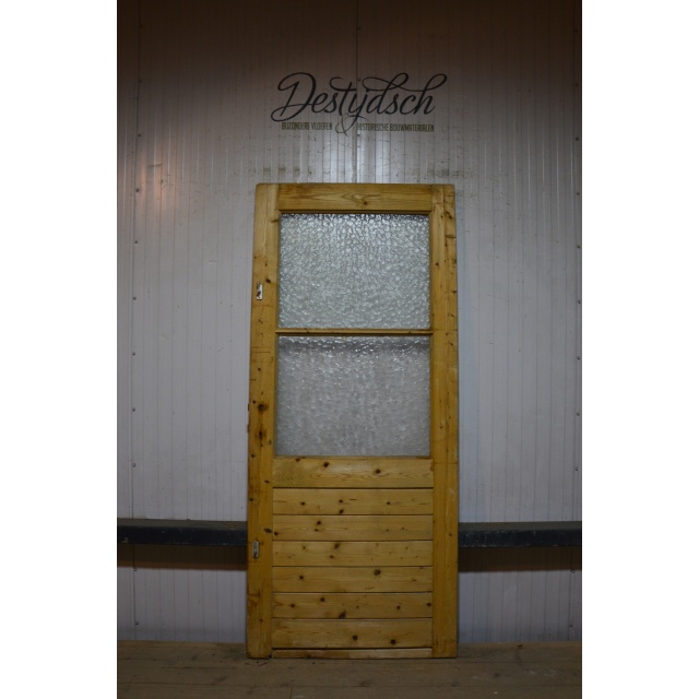 Oude geloogde deur met glas     