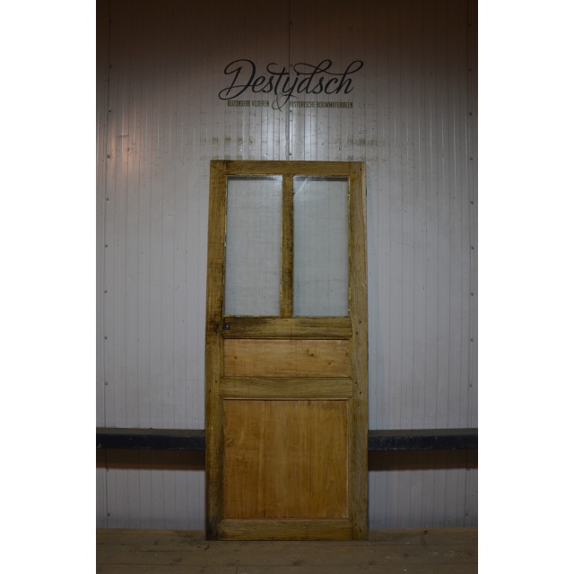 Oude geloogde deur met glas     