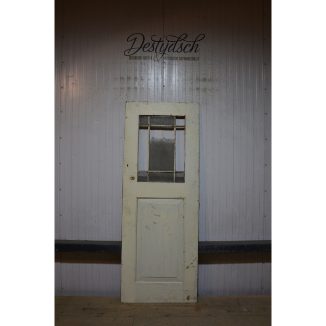 Oude paneeldeur met glas  