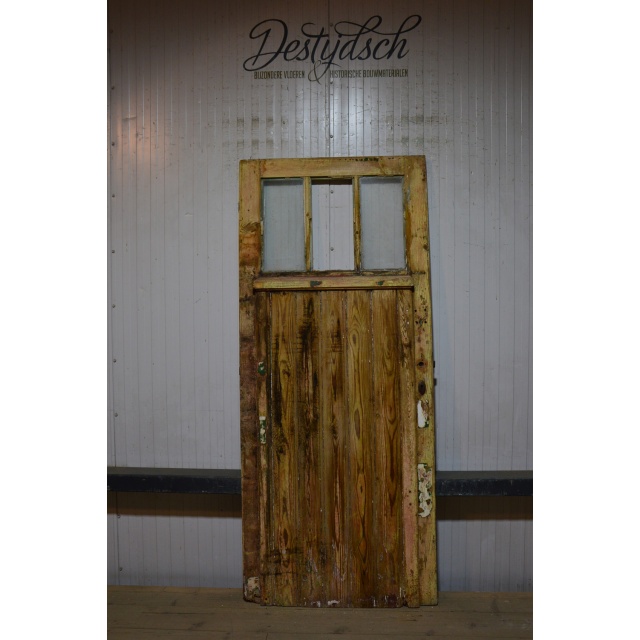 Oude geloogde deur met glas      