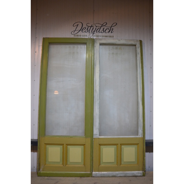 Set oude deuren met glas     