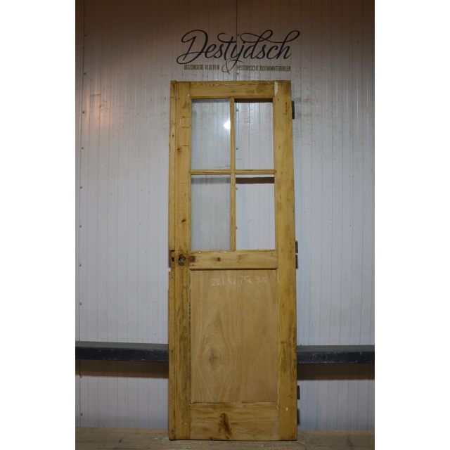 Oude geloogde deur met glas  
