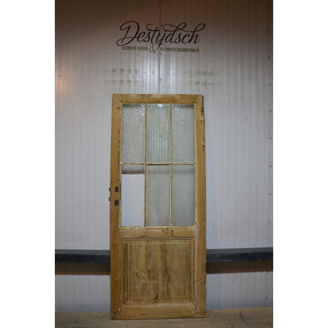 Oude geloogde deur met glas    