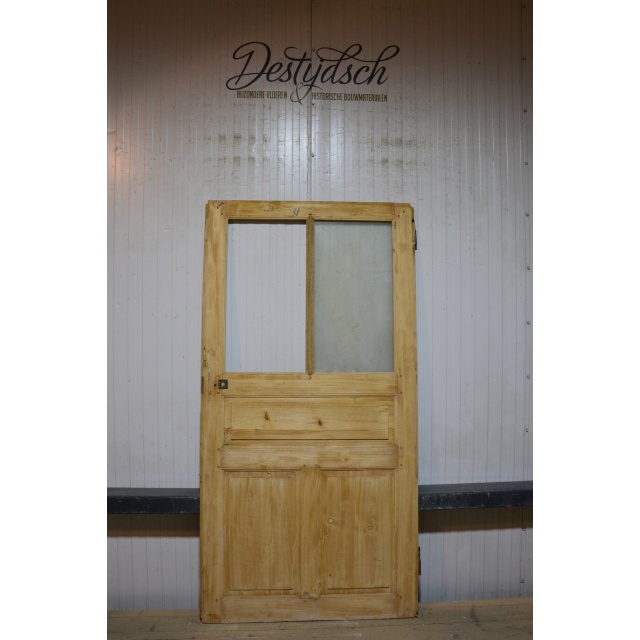 Oude geloogde deur met glas     