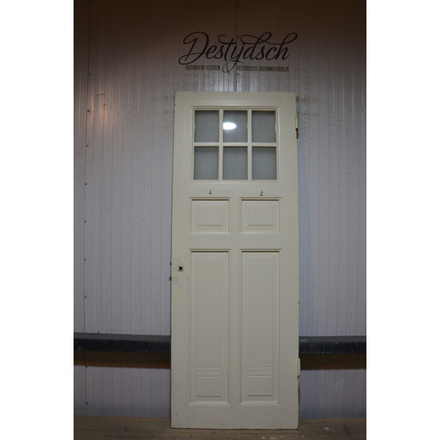 Oude zesvaks paneeldeur met glas