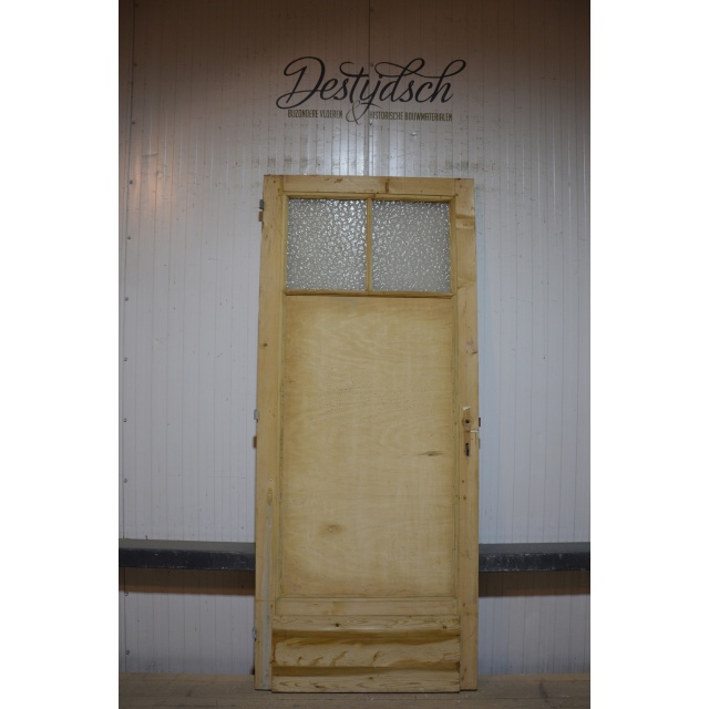 Oude geloogde deur met glas