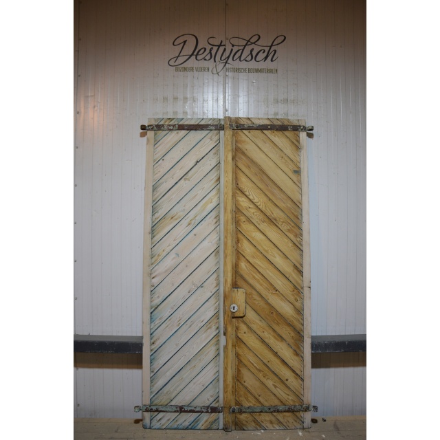 Set oude geloogde luiken 