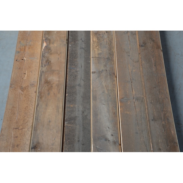 Vuren planken gezaagd uit oude balken met oude buitenkanten 