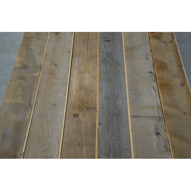 Vuren planken gezaagd uit oude balken met oude buitenkanten 