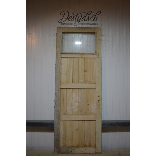 Oude geloogde deur met glas
