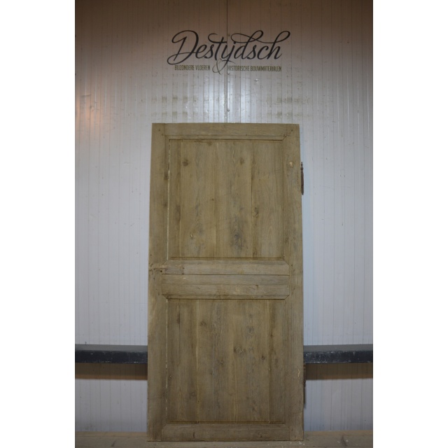 Oude geloogde eiken deur  