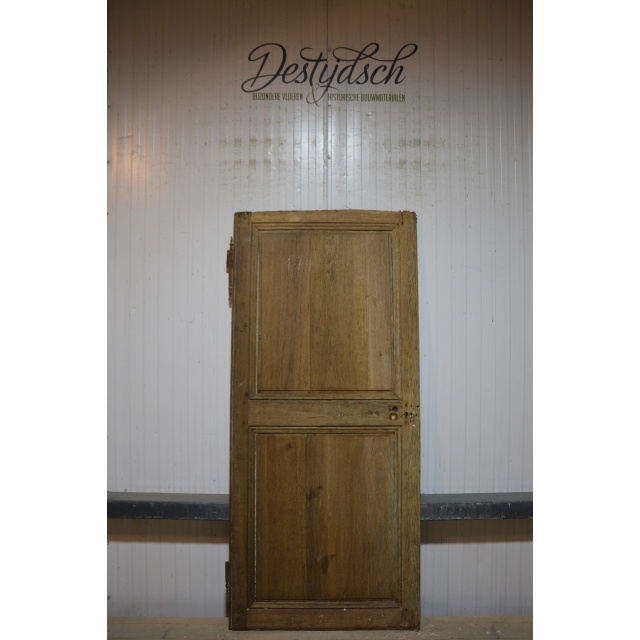 Oude geloogde eiken deur  