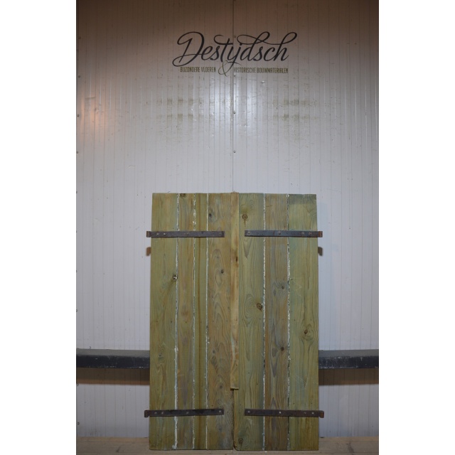 Set oude geloogde luiken