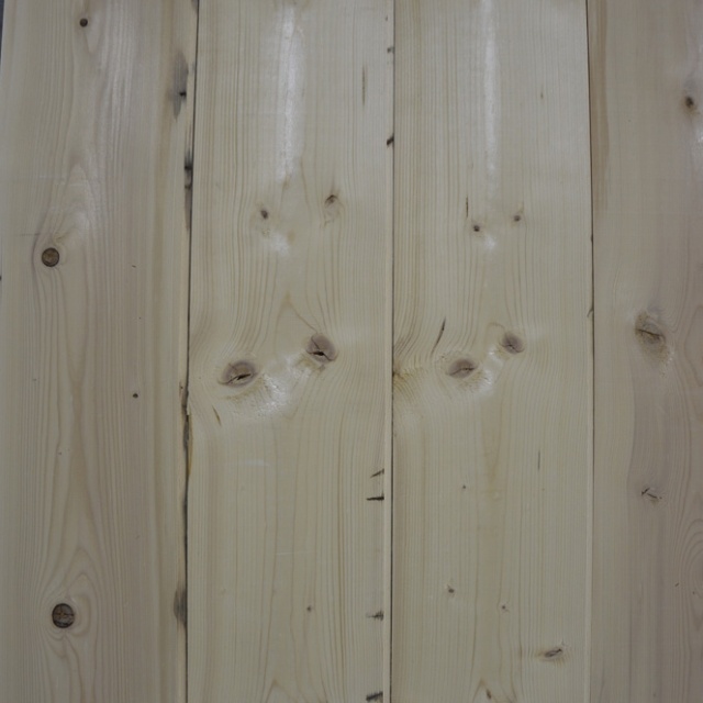 Vuren planken gezaagd uit oude balken 