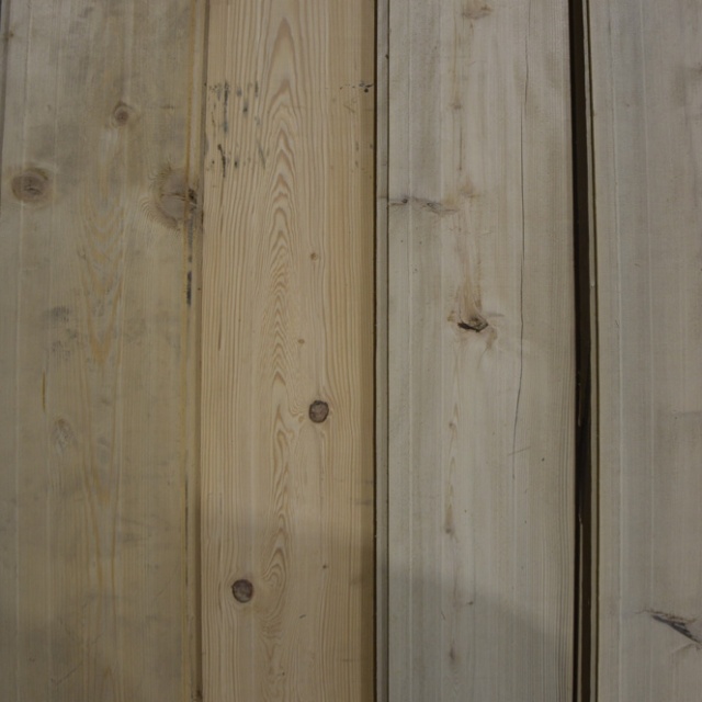 Vuren planken gezaagd uit oude damwandbalken 