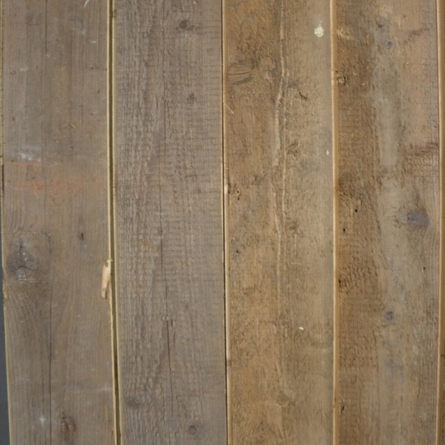 Vuren planken gezaagd uit oude balken met oude buitenkanten