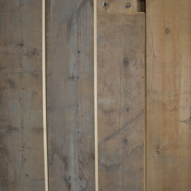 Vuren planken gezaagd uit oude balken met oude buitenkanten