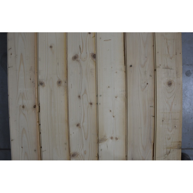 Vuren planken gezaagd uit oude balken 