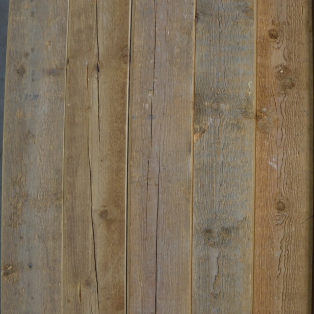 Vuren planken gezaagd uit oude balken met oude buitenkanten 