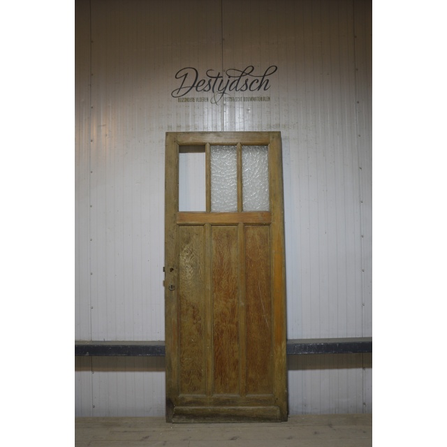 Oude paneeldeur met ruitjes 