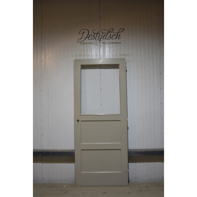 Oude paneeldeur met ruit