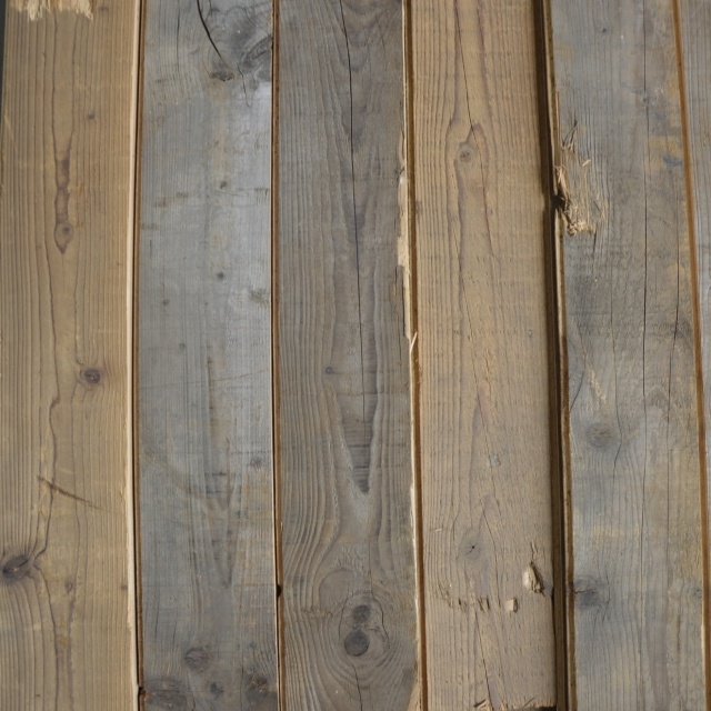 Vuren planken gezaagd uit oude balken met oude buitenkanten  