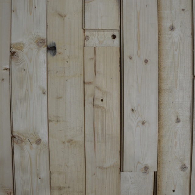 Vuren planken gezaagd uit oude balken 