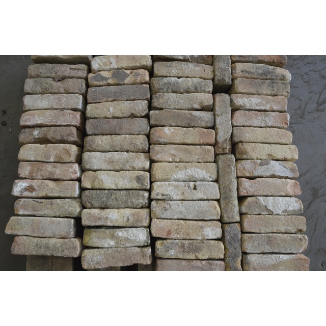 Oude gebikte vormbak stenen