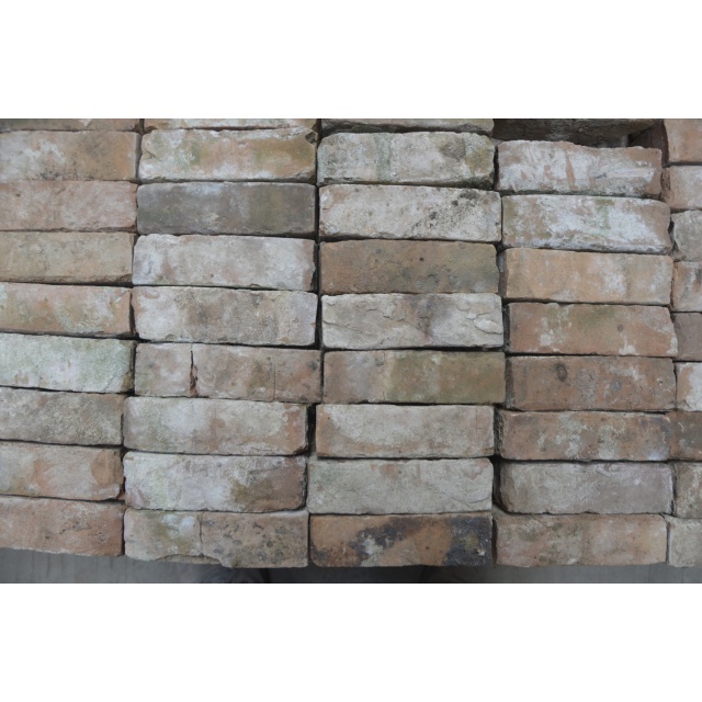 Oude gebikte vormbak stenen   