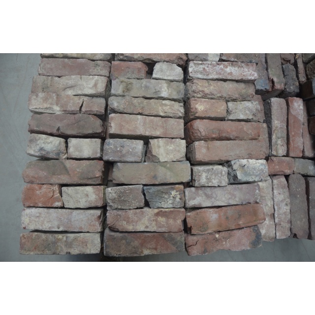 Partij oude gebikte veldbrandsteen 