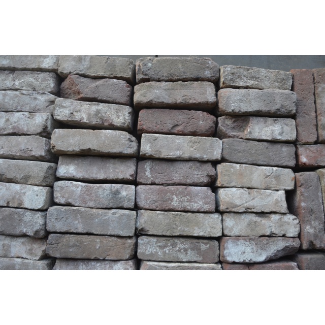 Oude gebikte vormbak stenen 