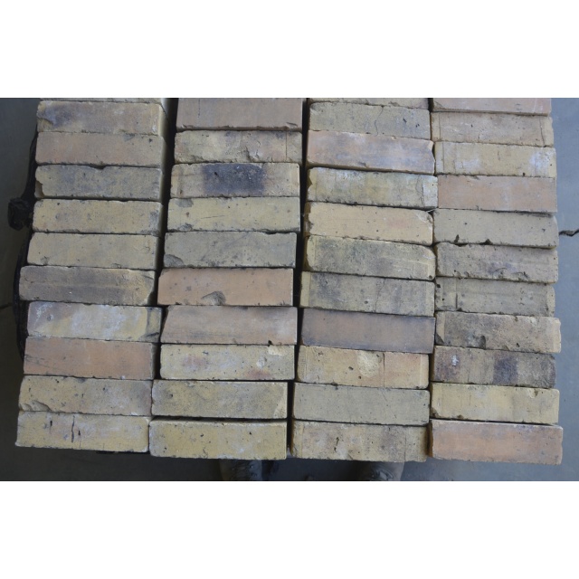 Oude gebikte vormbak stenen 