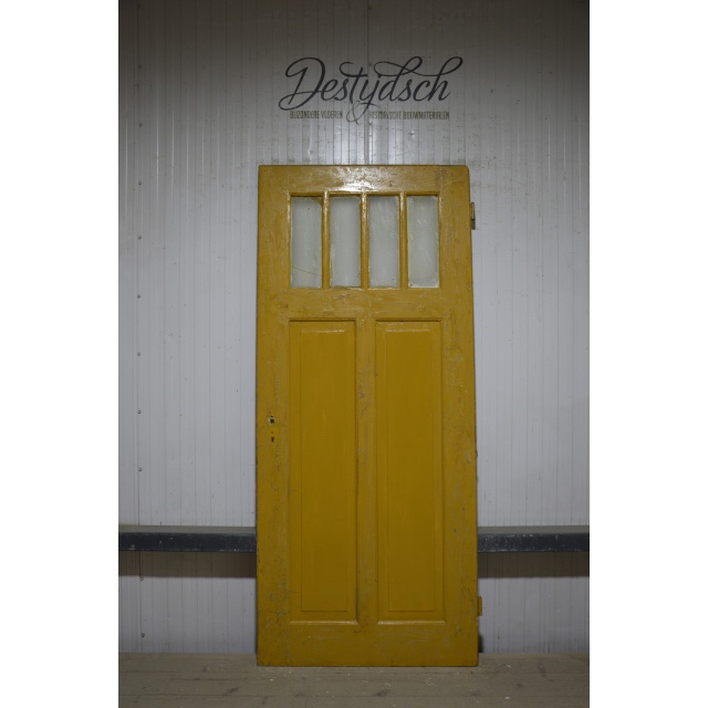 Oude drievaks opdekpaneeldeur 