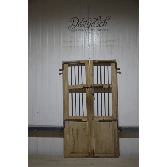 ​​​Set oude geloogde luiken 