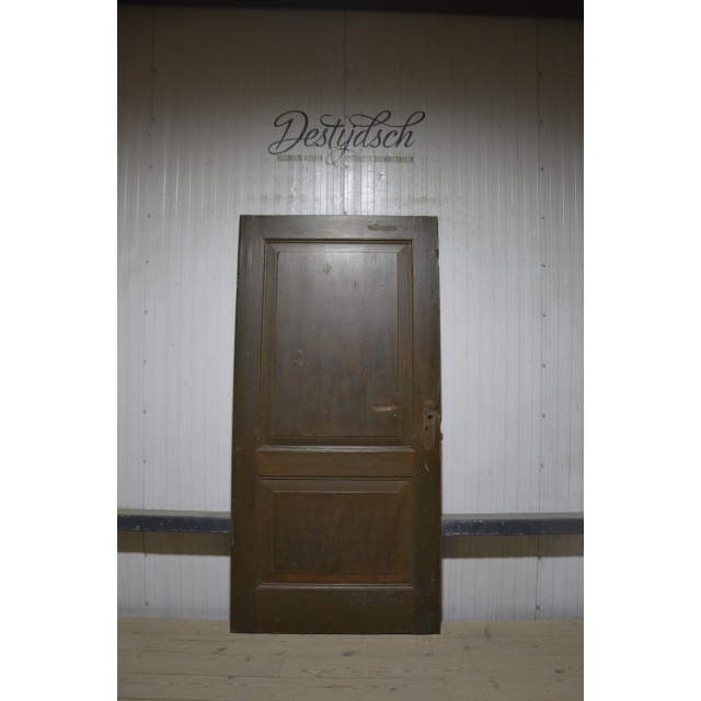 Oude klassieke tweevaks paneeldeur 