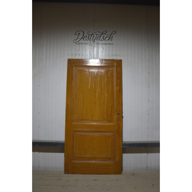 Oude klassieke tweevaks paneeldeur 