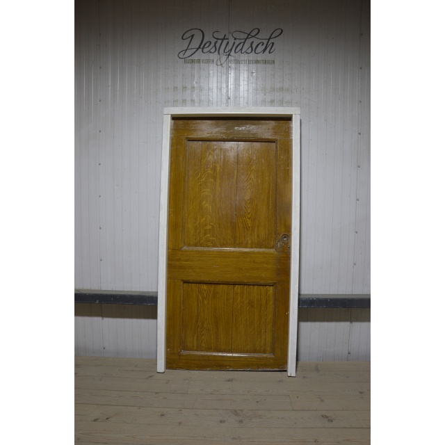 Oude staldeur met kozijn 