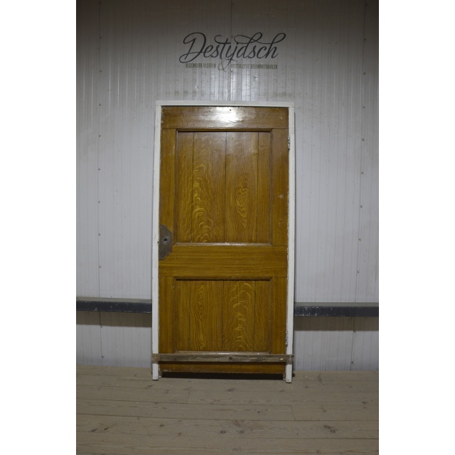 Oude staldeur met kozijn 