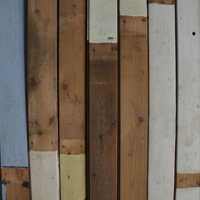 Oude geverfde planken met v-groef