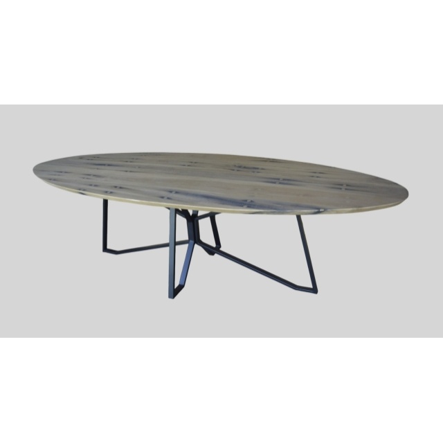 Ovale tafel van oud eiken met stalen onderstel
