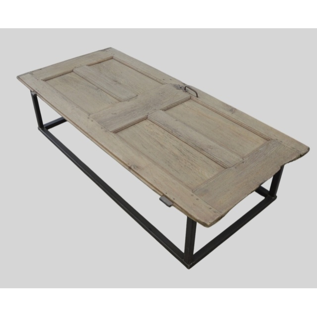 Unieke salontafel van een oude geloogde eiken deur 
