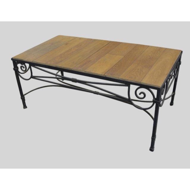 Salontafel met houten blad en sierlijk metalen onderstel 